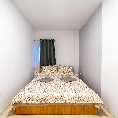 Отель Yvett House Сфынту-Георге Экстерьер фото