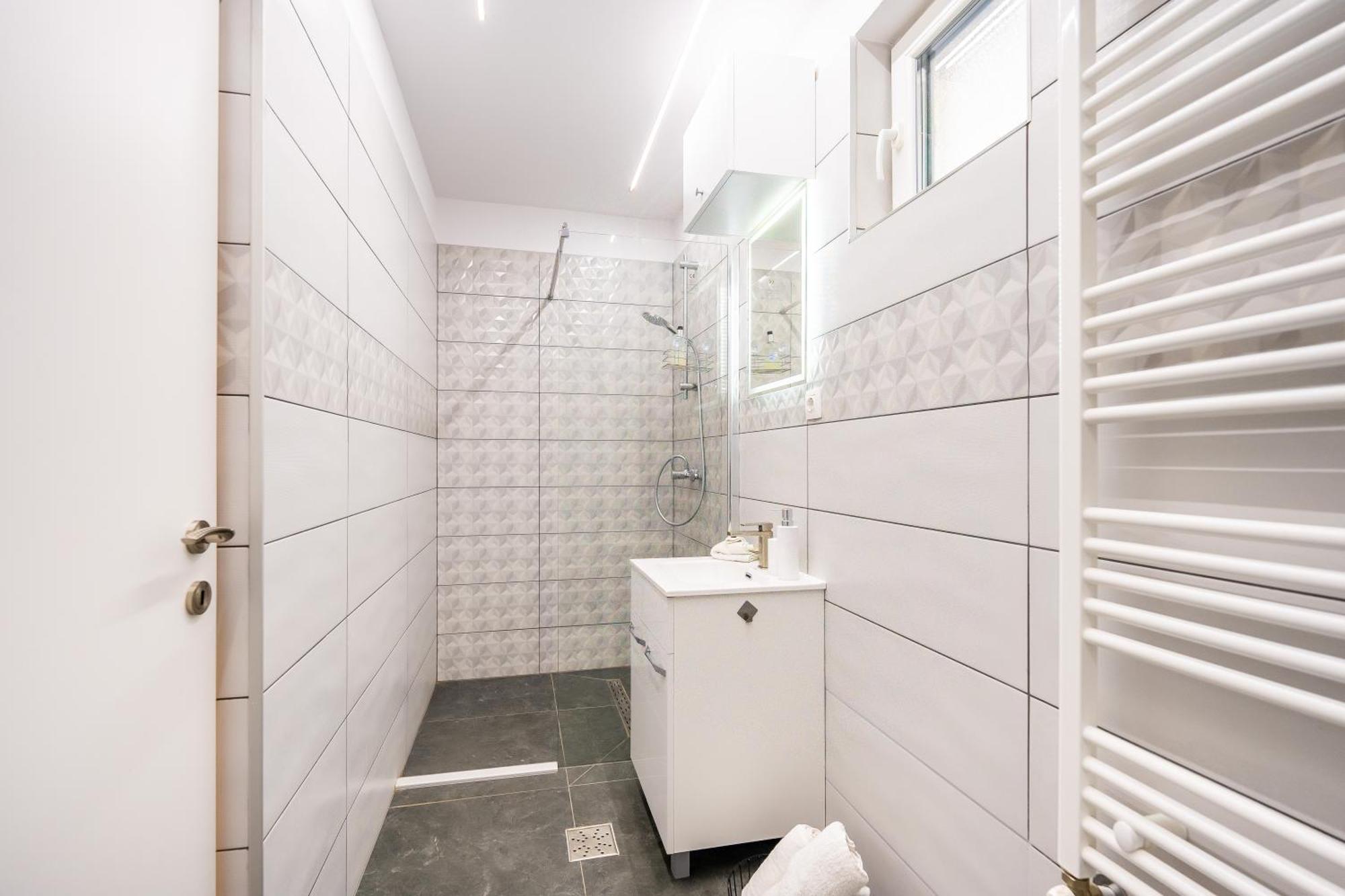 Отель Yvett House Сфынту-Георге Экстерьер фото