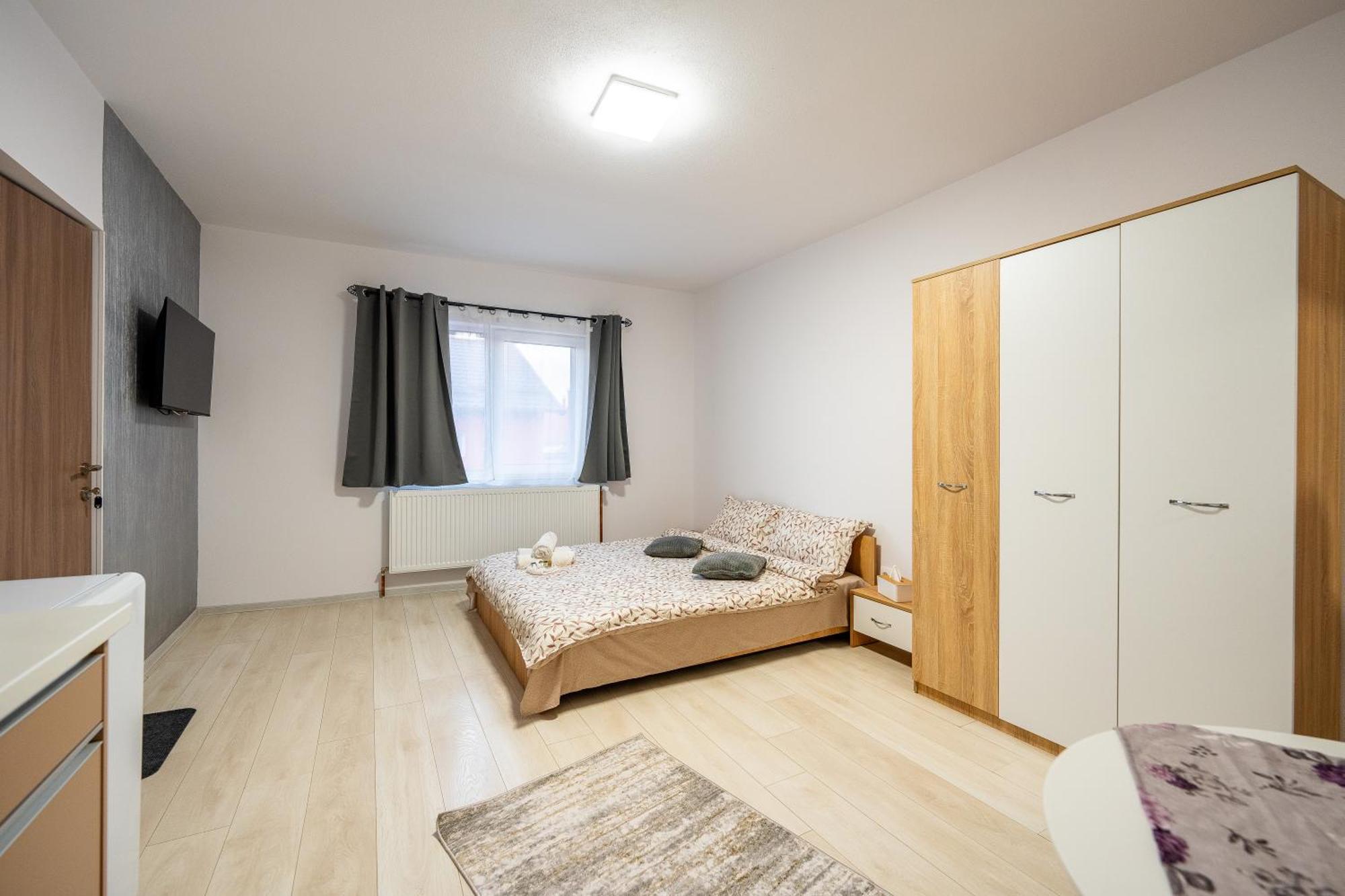 Отель Yvett House Сфынту-Георге Экстерьер фото