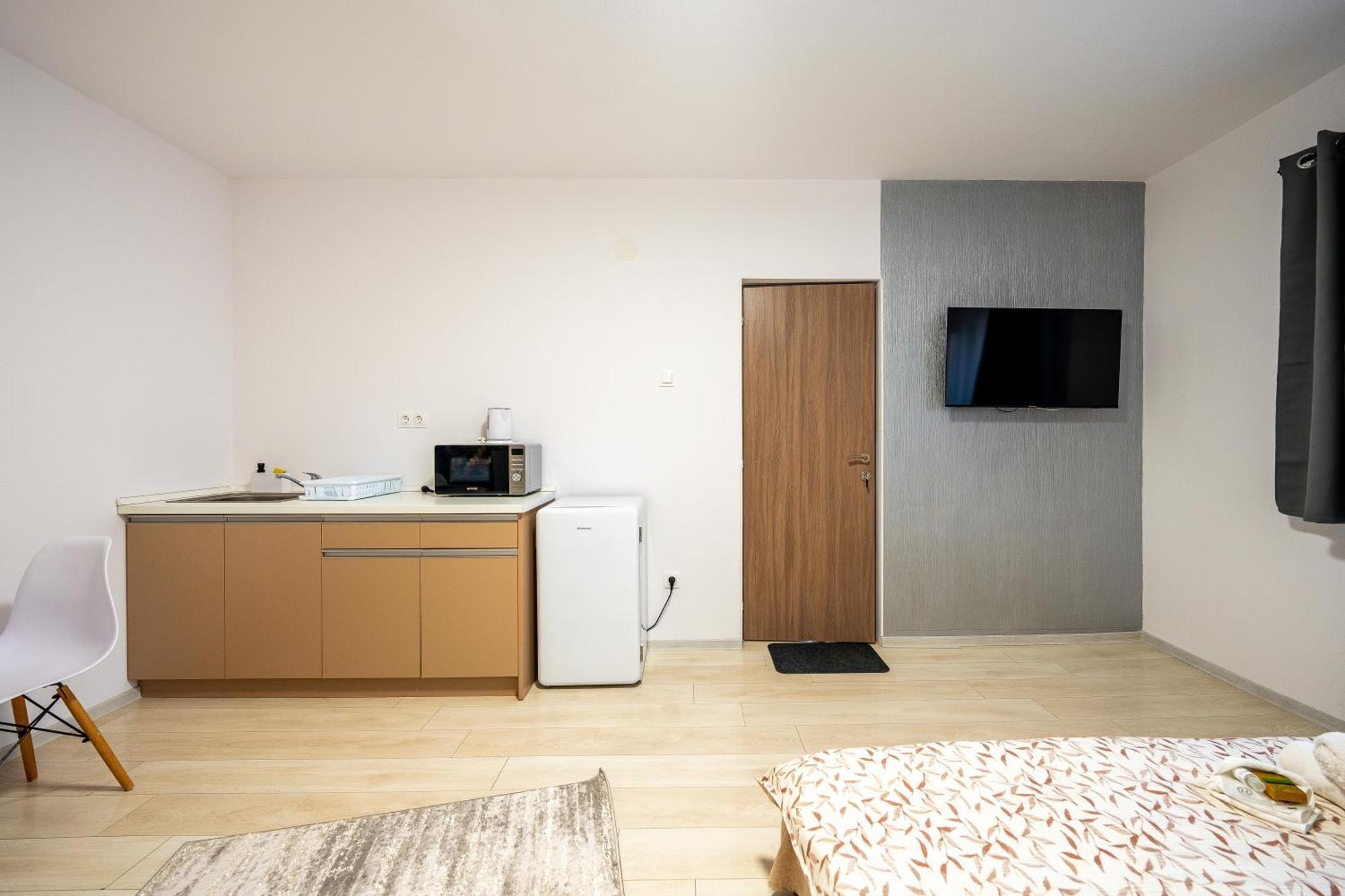 Отель Yvett House Сфынту-Георге Экстерьер фото