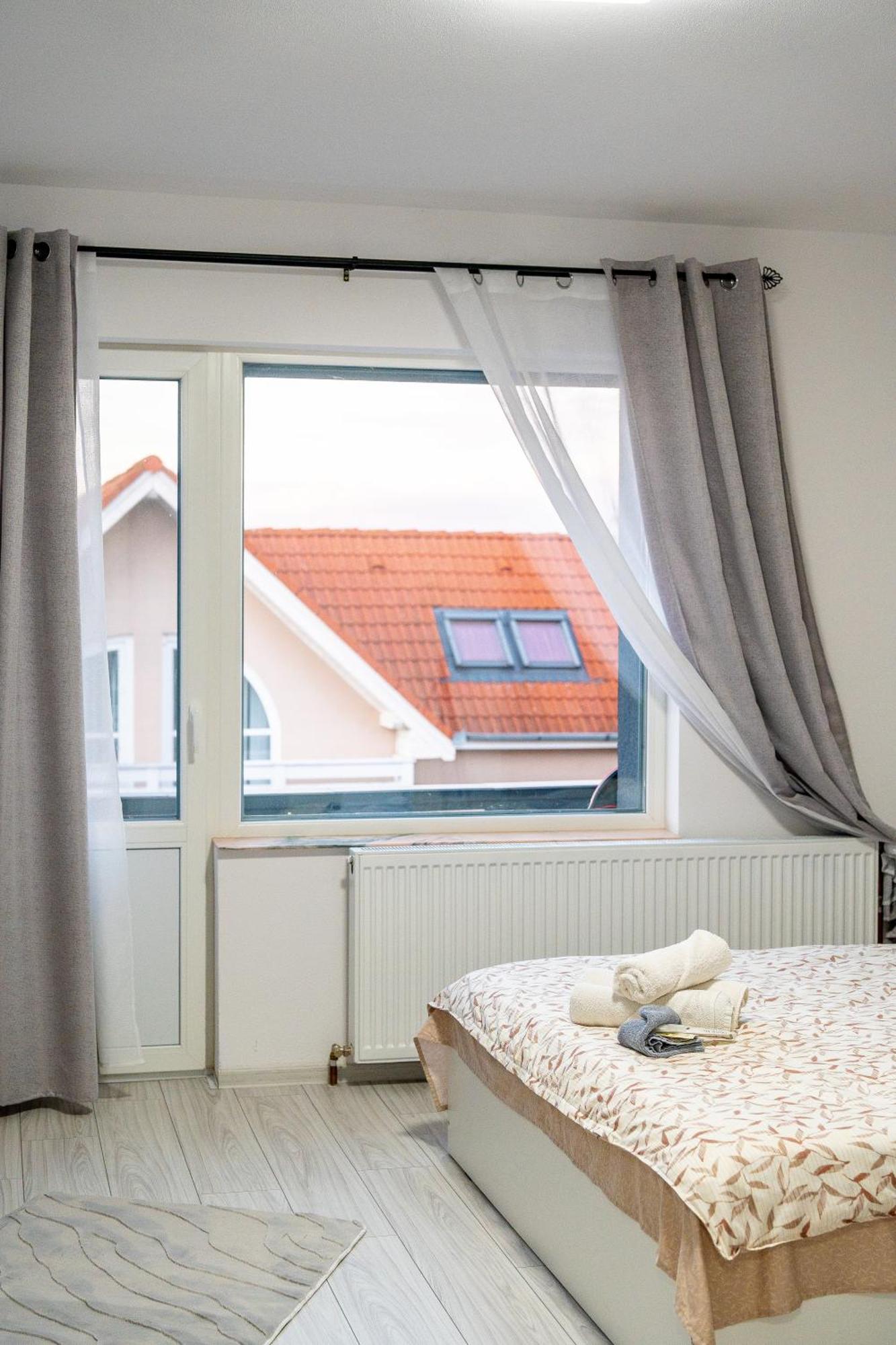 Отель Yvett House Сфынту-Георге Экстерьер фото