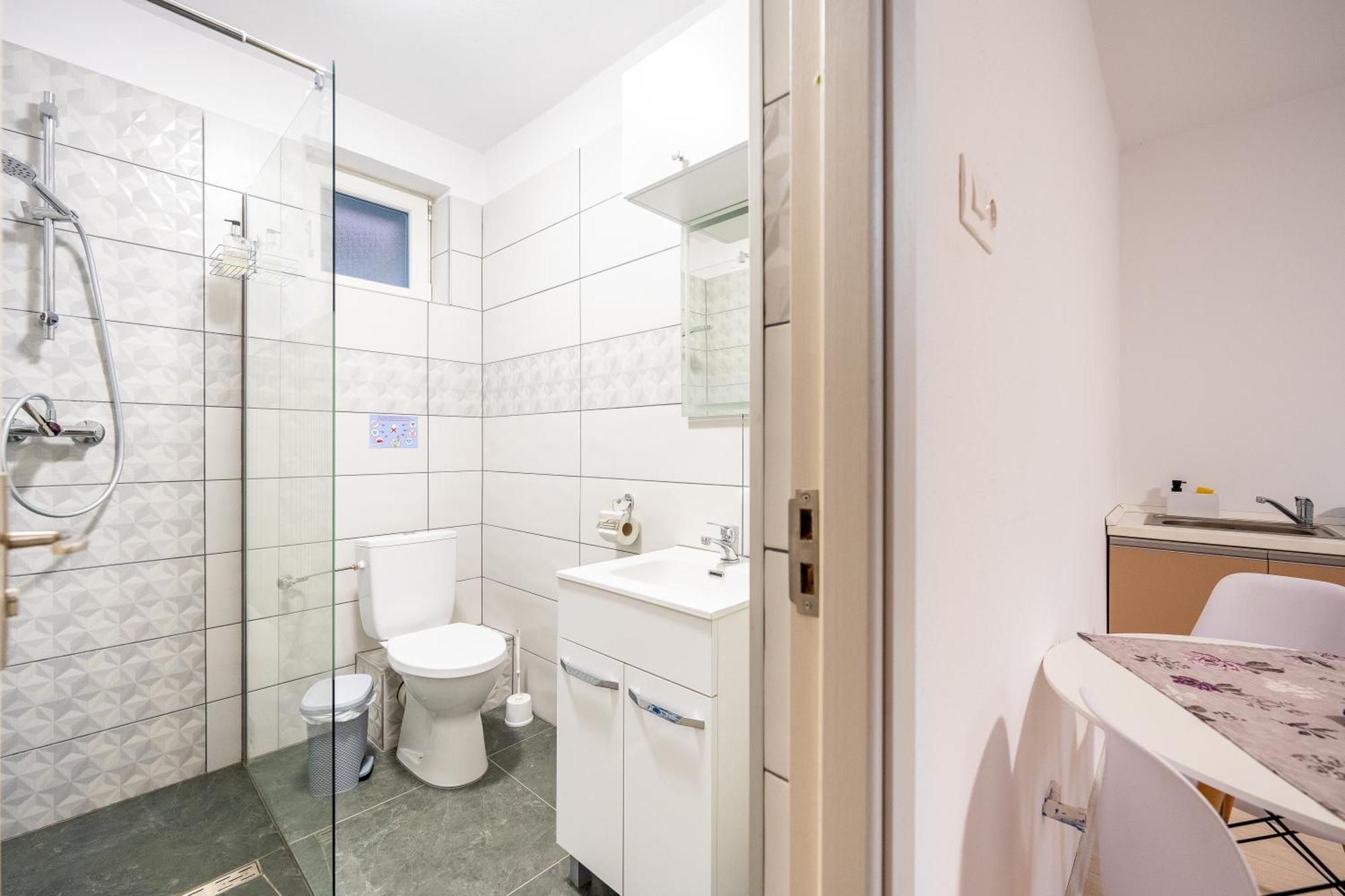 Отель Yvett House Сфынту-Георге Экстерьер фото